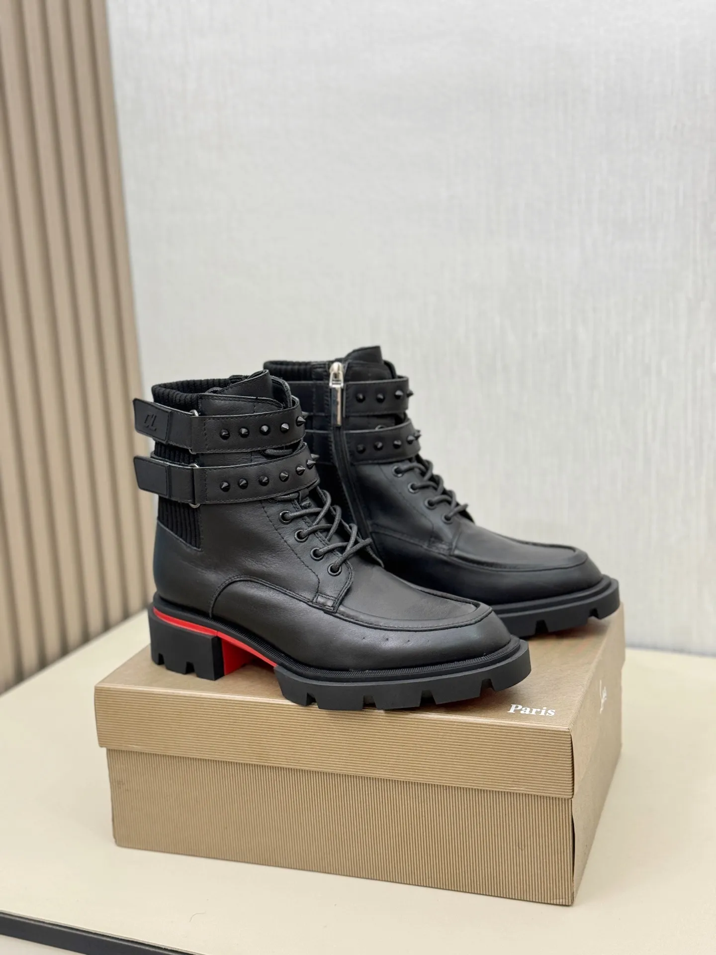[CL～High-end men’s red-soled shoes] Top P: 940💰. Size: 39-44 (38.45.46 can be customized) 🆑Top original purchase agent Imported open-edge bead fabric and water-dyed cowhide inside 🉑️ Imported TPU rubber sole, wear-resistant and non-slip, full of European style.